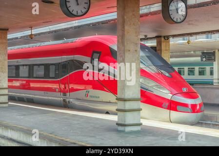 FLORENCE, ITALIE - 15 MAI 2017 : haute vitesse moderne train de voyageurs debout sur la station de chemin de fer Florence-Firenze Santa Maria Novella. L'Italie. Banque D'Images