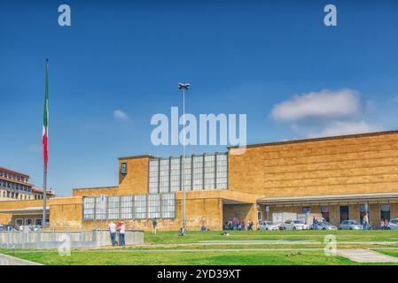 FLORENCE, ITALIE - 15 MAI 2017 : la façade de l'immeuble de la gare ferroviaire de Florence Santa Maria Novella de Florence- avec les gens. L'Italie. Banque D'Images