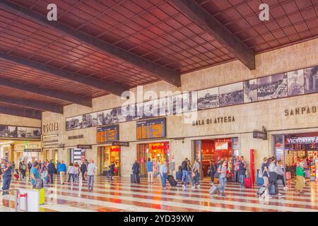 FLORENCE, ITALIE - 15 MAI 2017 : gare principale de Florence Santa Maria Novella de Florence- avec les gens. L'Italie. Banque D'Images