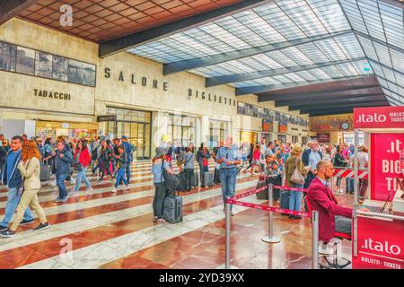 FLORENCE, ITALIE - 15 MAI 2017 : gare principale de Florence Santa Maria Novella de Florence- avec les gens. L'Italie. Banque D'Images