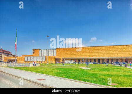 FLORENCE, ITALIE - 15 MAI 2017 : la façade de l'immeuble de la gare ferroviaire de Florence Santa Maria Novella de Florence- avec les gens. L'Italie. Banque D'Images