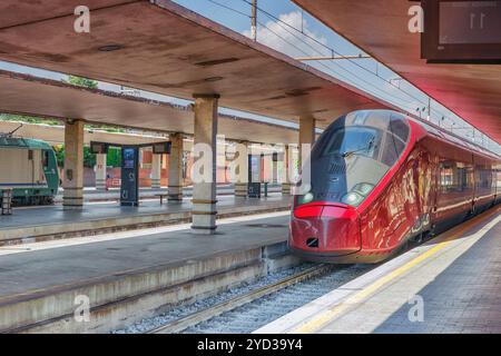 FLORENCE, ITALIE - 15 MAI 2017 : haute vitesse moderne train de voyageurs debout sur la station de chemin de fer Florence-Firenze Santa Maria Novella. L'Italie. Banque D'Images