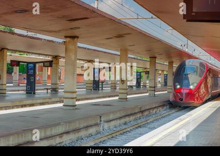 FLORENCE, ITALIE - 15 MAI 2017 : haute vitesse moderne train de voyageurs debout sur la station de chemin de fer Florence-Firenze Santa Maria Novella. L'Italie. Banque D'Images