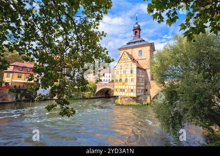 Bamberg. Vue panoramique de l'ancien hôtel de ville de Bamberg (Altes Rathaus) avec deux ponts sur la rivière Regnitz Banque D'Images