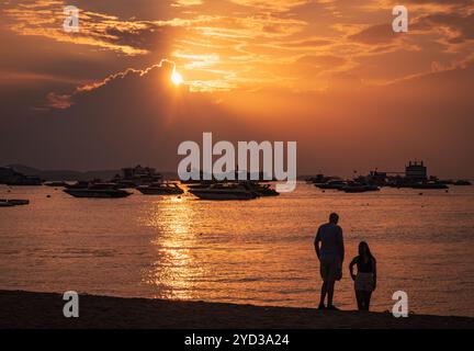 Regarder le coucher de soleil sur Pattaya Beach Thaïlande Asie du sud-est Banque D'Images