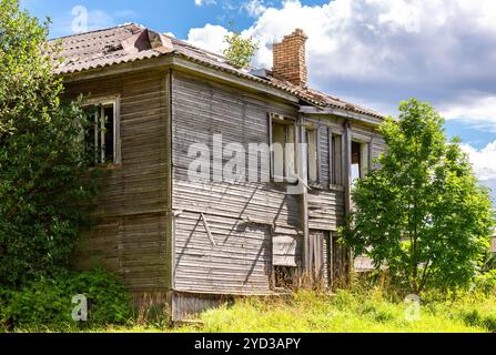 Abandonné et destruction vieille maison rurale en bois dans le village russe Banque D'Images