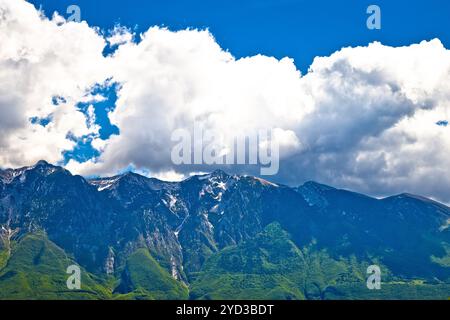 Monte Baldo sommets de montagne au-dessus de la vue sur le lac de Garde, nord de l'Italie Banque D'Images