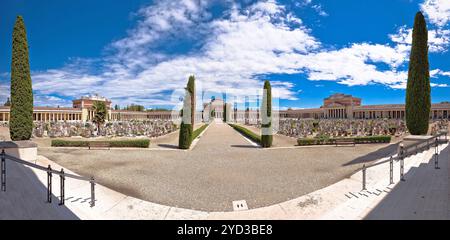 Arcades du cimetière de la ville de Vérone vue panoramique, région de Vénétie en Italie Banque D'Images