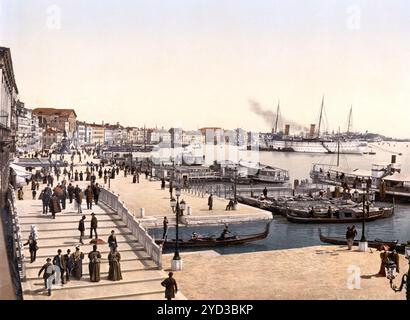 Port de Venise et Palazzo dei Dogi, Venise, Italie, historique, restauré numériquement reproduction d'un original du XIXe siècle, date d'enregistrement non indiquée Banque D'Images