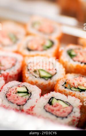 Un plateau de sushis magnifiquement arrangé avec un délicieux crabe et du concombre frais placé avec art dessus pour le plaisir Banque D'Images