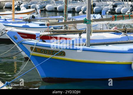 France, Porquerolles - 09 juin 2024 : bateaux de pêche traditionnels colorés en bois dans le port de l'île de Porquerolles Banque D'Images