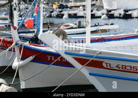 France, Porquerolles - 09 juin 2024 : bateaux de pêche traditionnels colorés en bois dans le port de l'île de Porquerolles Banque D'Images