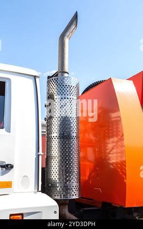 Tuyau d'échappement chromé de camion contre le ciel Banque D'Images