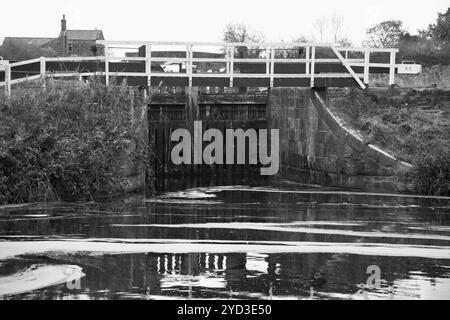 Johnsons Hillock Locks, sur le canal Leeds Liverpool, à Whittle-le-Woods, Chorley, Lancashire, Royaume-Uni à l'automne 2024. Banque D'Images