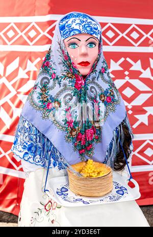 Grande poupée pour la brûlure comme symbole de l'hiver pendant la Maslenitsa ou Pancake week Banque D'Images