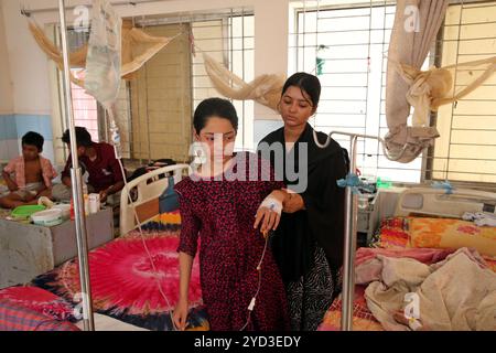 Les patients reçoivent un traitement médical car ils souffrent de dengue dans un hôpital de Dhaka, au Bangladesh, le 25 octobre 2024. Le Bangladesh continue de signaler des décès dus à des infections à la dengue au cours du dernier mois, dans un contexte de changement de comportement de cette maladie mortelle. En septembre dernier, 80 décès ont été causés par la dengue, soit la moitié des 166 décès enregistrés cette année depuis janvier. Sur un total de plus de 32 000 cas d'hospitalisation, plus de 18 000 ont été signalés en septembre seulement. Les experts prévoient une aggravation de la situation en octobre, ajoutant que les décès surviennent principalement lorsque les patients arrivent à l’hôpital à la dernière étape. Pho Banque D'Images