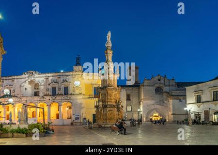 Der Platz Piazza Salandra mit der Säule Guglia dell'Immacolata und Palazzo di città in der Abenddämmerung, Nardo, Apulien, Italien, Europa | Guglia d Banque D'Images