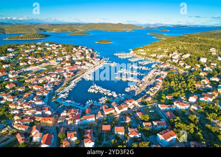 Jezera sur l'île de Murter vue panoramique aérienne, archipel de Dalmatie, Croatie Banque D'Images