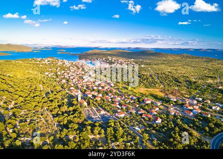 Jezera sur l'île de Murter vue panoramique aérienne, archipel de Dalmatie, Croatie Banque D'Images