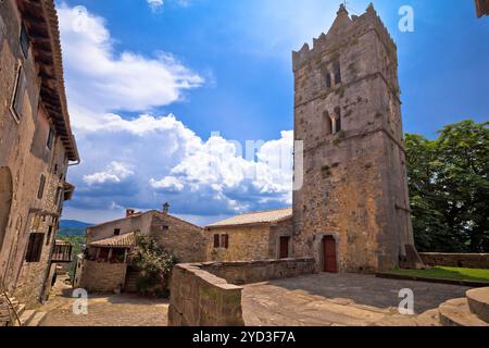 Hum. Place en pierre historique et église dans la plus petite ville du monde Hum Banque D'Images