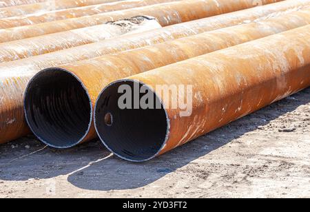 Tuyaux métalliques sur le chantier de construction Banque D'Images