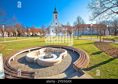 Ville d'Ogulin église et vue sur le parc, paysage du centre de la Croatie Banque D'Images