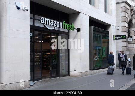 Londres, Royaume-Uni - 19 octobre 2024 - L'entrée du supermarché Amazon Fresh sur Gracechurch Street à Londres Banque D'Images