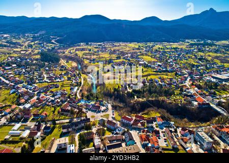 Ville d'Ogulin et canyon de la rivière Dobra vue panoramique aérienne, paysage du centre de la Croatie Banque D'Images