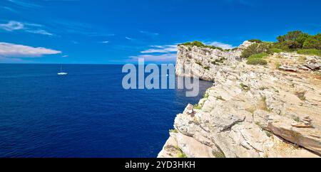 Parc national de l'archipel de Kornati. Falaises spectaculaires de la baie de Telascica au-dessus de la mer Adriatique bleue Banque D'Images