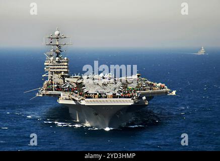Le porte-avions de classe Nimitz USS Harry S. Truman traverse le détroit de Gibraltar. Harry S. Truman est déployé dans le cadre de la voiture Harry S. Truman Banque D'Images