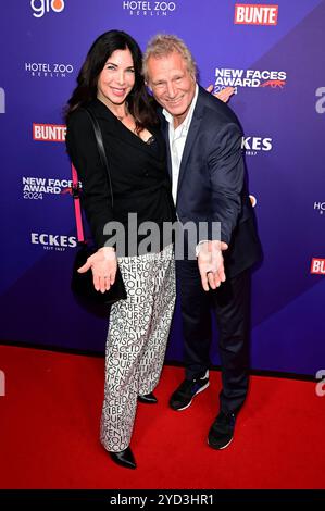 Alexandra Polzin mit Ehemann Gerhard Leinauer BEI der Verleihung der Bunte New faces Awards in der Kategorie Music 2024 in der P61 Gallery. Berlin, 24.10.2024 *** Alexandra Polzin avec son mari Gerhard Leinauer lors de la remise des Bunte New faces Awards dans la catégorie musique 2024 à la P61 Gallery Berlin, 24 10 2024 Foto:XF.xKernx/xFuturexImagex New faces 4014 Banque D'Images