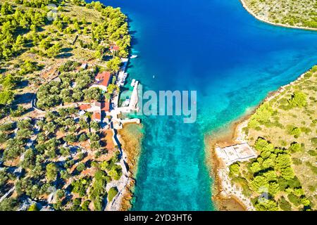 Katina île passage étroit de la mer dans le parc national des îles Kornati vue aérienne Banque D'Images