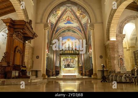 Kathedrale von Nardo Altar der Kathedrale von NardÃ² oder Kathedralbasilika Mariä Himmelfahrt in Nardo, Apulien, Italien, Europa Nardo Cathedral ou Ba Banque D'Images