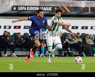 Budapest, Hongrie. 24 octobre 2024. Mohamed Abdelmonem de l'OGC Nice défie Kady de Ferencvarosi TC lors du match UEFA Europa League 2024/25 League phase MD3 entre Ferencvarosi TC et l'OGC Nice au Groupama Arena le 24 octobre 2024 à Budapest, Hongrie. Crédit : Laszlo Szirtesi/Alamy Live News Banque D'Images