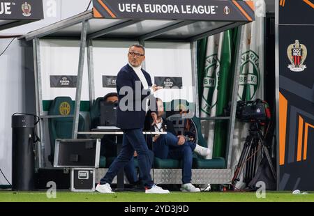 Budapest, Hongrie. 24 octobre 2024. Franck Haise, entraîneur-chef de l'OGC Nice, réagit lors du match UEFA Europa League 2024/25 phase MD3 entre Ferencvarosi TC et OGC Nice à Groupama Arena le 24 octobre 2024 à Budapest, Hongrie. Crédit : Laszlo Szirtesi/Alamy Live News Banque D'Images