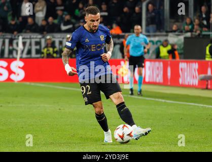 Budapest, Hongrie. 24 octobre 2024. Jonathan Clauss de l'OGC Nice contrôle le ballon lors du match UEFA Europa League 2024/25 League phase MD3 entre Ferencvarosi TC et OGC Nice à Groupama Arena le 24 octobre 2024 à Budapest, Hongrie. Crédit : Laszlo Szirtesi/Alamy Live News Banque D'Images