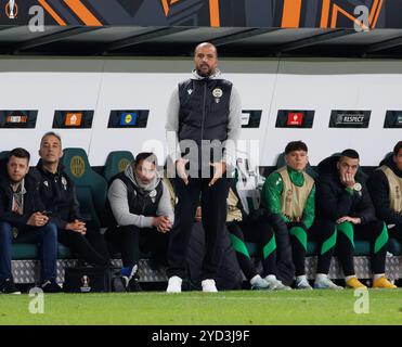 Budapest, Hongrie. 24 octobre 2024. Pascal Jansen, entraîneur-chef du Ferencvarosi TC, réagit lors du match UEFA Europa League 2024/25 phase MD3 opposant Ferencvarosi TC et OGC Nice au Groupama Arena le 24 octobre 2024 à Budapest, Hongrie. Crédit : Laszlo Szirtesi/Alamy Live News Banque D'Images