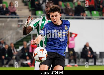 Budapest, Hongrie. 24 octobre 2024. Tom Louchet de l'OGC Nice concourt pour le ballon avec Ibrahim Cisse de Ferencvarosi TC lors du match UEFA Europa League 2024/25 League phase MD3 entre Ferencvarosi TC et l'OGC Nice au Groupama Arena le 24 octobre 2024 à Budapest, Hongrie. Crédit : Laszlo Szirtesi/Alamy Live News Banque D'Images