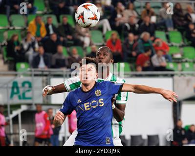 Budapest, Hongrie. 24 octobre 2024. Tom Louchet de l'OGC Nice concourt pour le ballon avec Ibrahim Cisse de Ferencvarosi TC lors du match UEFA Europa League 2024/25 League phase MD3 entre Ferencvarosi TC et l'OGC Nice au Groupama Arena le 24 octobre 2024 à Budapest, Hongrie. Crédit : Laszlo Szirtesi/Alamy Live News Banque D'Images