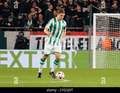 Budapest, Hongrie. 24 octobre 2024. Stefan Gartenmann du Ferencvarosi TC contrôle le ballon lors du match de l'UEFA Europa League 2024/25 League phase MD3 entre le Ferencvarosi TC et l'OGC Nice au Groupama Arena le 24 octobre 2024 à Budapest, Hongrie. Crédit : Laszlo Szirtesi/Alamy Live News Banque D'Images