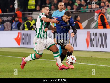 Budapest, Hongrie. 24 octobre 2024. Mohammad Abu Fani de Ferencvarosi TC défie Badredine Bouanani de l'OGC Nice lors du match UEFA Europa League 2024/25 phase MD3 entre Ferencvarosi TC et l'OGC Nice au Groupama Arena le 24 octobre 2024 à Budapest, Hongrie. Crédit : Laszlo Szirtesi/Alamy Live News Banque D'Images