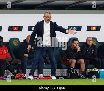 Budapest, Hongrie. 24 octobre 2024. Franck Haise, entraîneur-chef de l'OGC Nice, réagit lors du match UEFA Europa League 2024/25 phase MD3 entre Ferencvarosi TC et OGC Nice à Groupama Arena le 24 octobre 2024 à Budapest, Hongrie. Crédit : Laszlo Szirtesi/Alamy Live News Banque D'Images