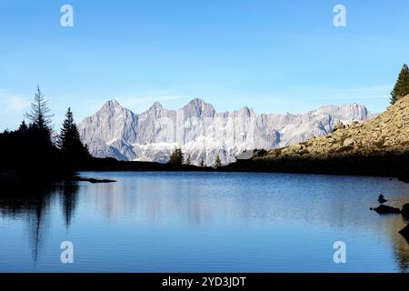 Lac miroir pittoresque sur Reiteralm près de Schladming, magnifique lac avec chaîne de montagnes spectaculaire Dachstein dans les Alpes autrichiennes à l'arrière, Autriche Banque D'Images