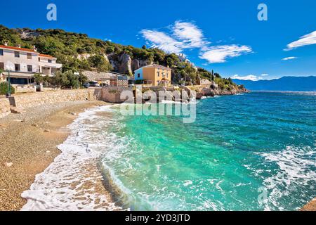 Turquoise petite plage dans la ville de Baska vue, île de Krk Banque D'Images