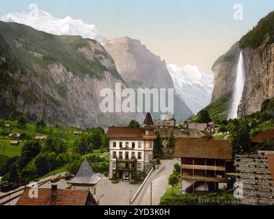 Vallée de Lauterbrunnen avec Staubbach et Hôtel Steinbock, Oberland bernois, Suisse, historique, restauré numériquement reproduction du XIXe siècle Banque D'Images