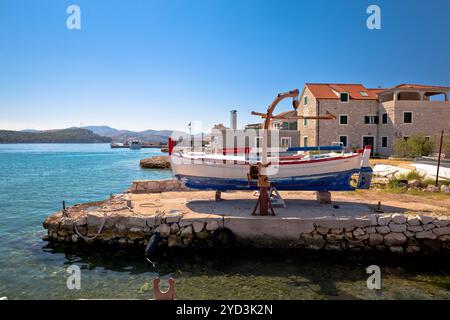 Port coloré et front de mer de l'île de Krapanj, village de récolte d'éponges de mer Banque D'Images