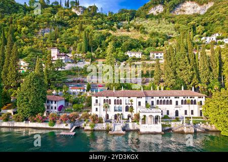 Lac de Côme et ville de Varenna villas front de mer vue aérienne Banque D'Images