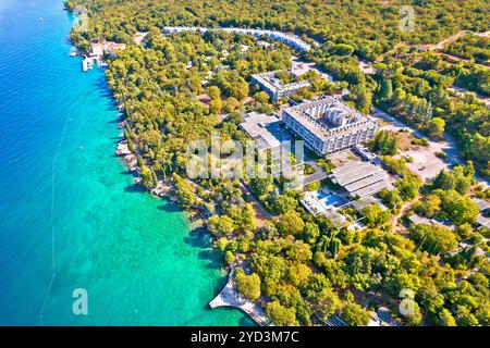 Malinska plage turquoise et les ruines de l'ancien hôtel vue aérienne, île de Krk, Croatie Banque D'Images