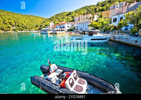 Village touristique de Valun sur l'île de Cres vue sur le front de mer, archipel Adriatique de Croatie Banque D'Images