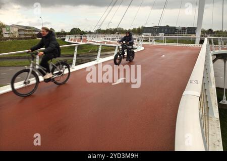 Le cycle surélevé 'Hovenring' / rond-point surélevé piéton, Eindhoven, pays-Bas. Banque D'Images